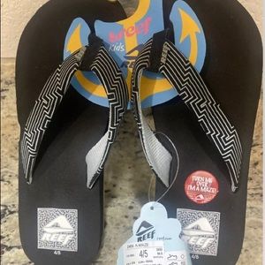 Reef kids A-Maze flipflops nwt 4/5 maze puzzle inc